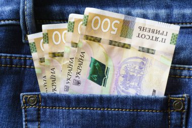 Ukrayna parası. Yeni banknotlar 500 Hryvnia banknotları. Kot pantolonun arka cebinde Uah. Para kavramı, Yolsuzluk.