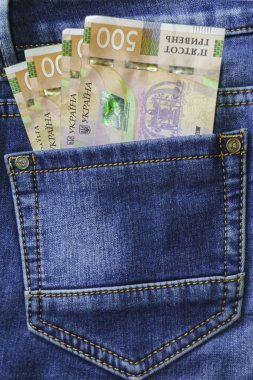 Ukrayna parası. Yeni banknotlar 500 Hryvnia banknotları. Kot pantolonun arka cebinde Uah. Para kavramı, Yolsuzluk.