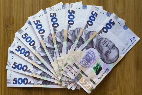 Dinheiro de pilha enrolada 500 hryvnia. Contas de moeda nacional ucraniana Dinheiro na mesa. Fechar o fundo financeiro. Corrupção — Fotografia de Stock