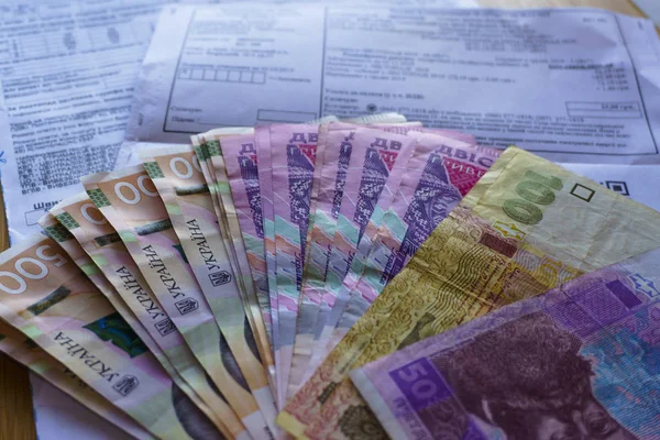 Украинские деньги гривна и монеты пенни деревянный фон, счет за коммунальные услуги. — стоковое фото