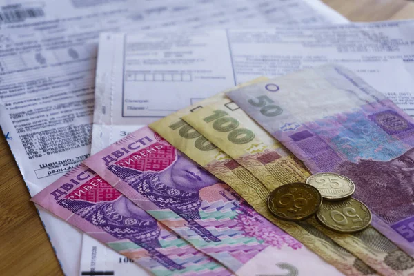 Dinheiro ucraniano hryvnia e moedas penny fundo de madeira, conta de serviço público. — Fotografia de Stock