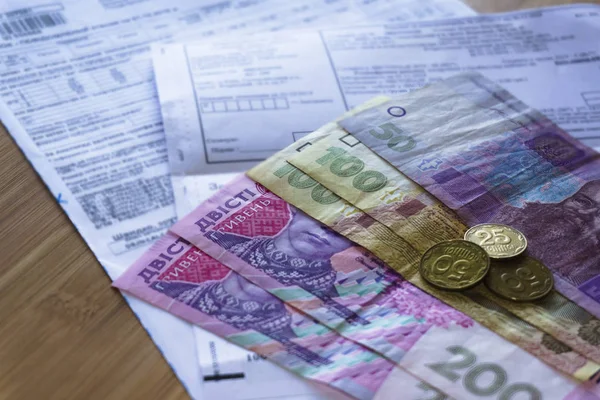 Ukrayna parası Hryvnia ve madeni paralar ahşap arka plan, elektrik faturası.