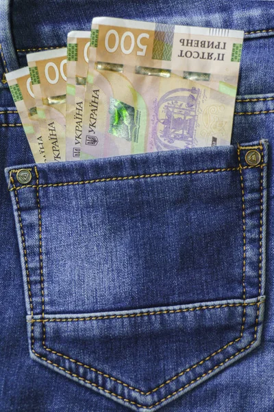 Dinheiro ucraniano. Notas novas quinhentas notas de hryvnia UAH no bolso de trás de jeans azuis. Conceito de dinheiro, corrupção . — Fotografia de Stock