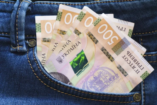 Dinheiro ucraniano. Notas novas quinhentas notas de hryvnia UAH no bolso de trás de jeans azuis. Conceito de dinheiro, corrupção . — Fotografia de Stock