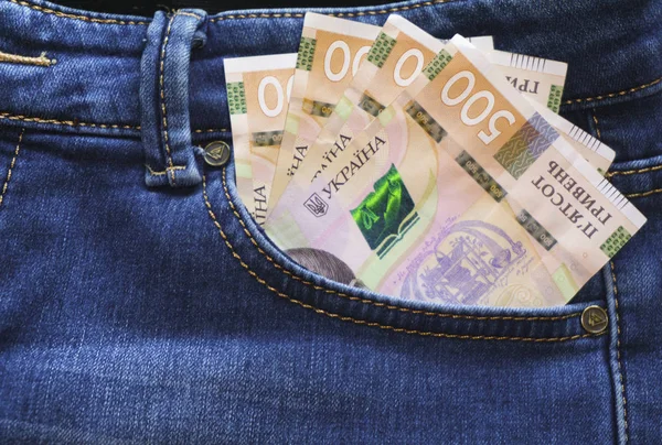 Dinheiro ucraniano. Notas novas quinhentas notas de hryvnia UAH no bolso de trás de jeans azuis. Conceito de dinheiro, corrupção . — Fotografia de Stock