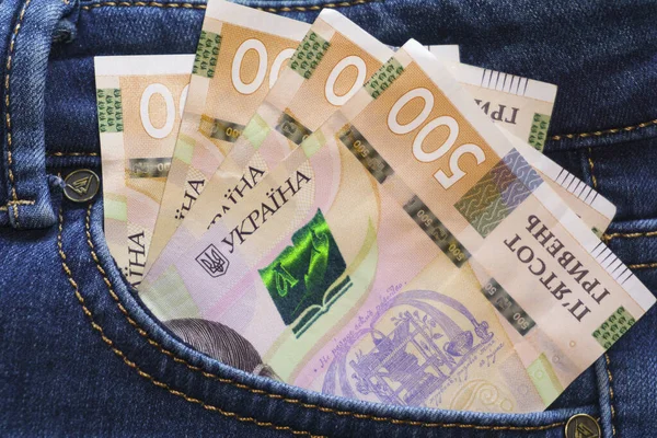 Dinheiro ucraniano. Notas novas quinhentas notas de hryvnia UAH no bolso de trás de jeans azuis. Conceito de dinheiro, corrupção . — Fotografia de Stock