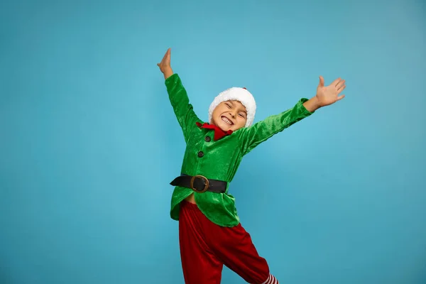 Menino de traje de elfo do Papai Noel — Fotografia de Stock