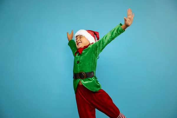 Ragazzo in costume da elfo di Babbo Natale — Foto Stock