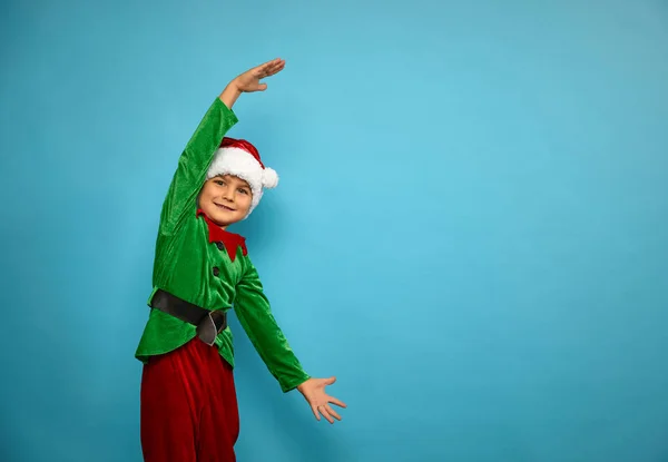 Ragazzo in costume da elfo di Babbo Natale — Foto Stock