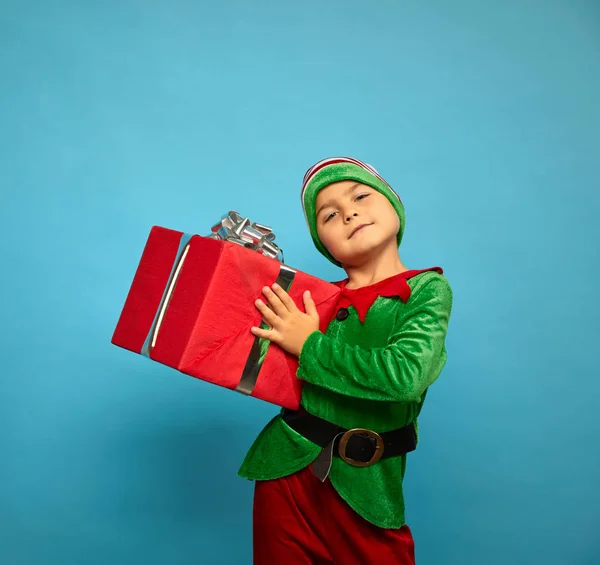 Menino de traje de elfo do Papai Noel — Fotografia de Stock