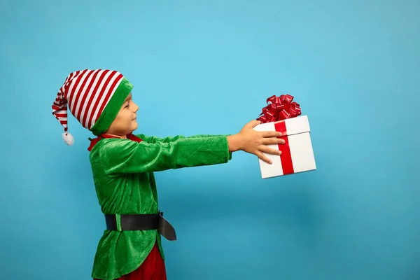 Jongen in het elfenkostuum van de Kerstman — Stockfoto