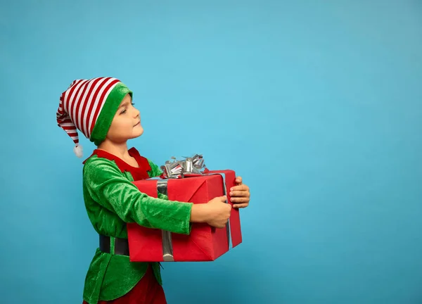 Jongen in het elfenkostuum van de Kerstman — Stockfoto