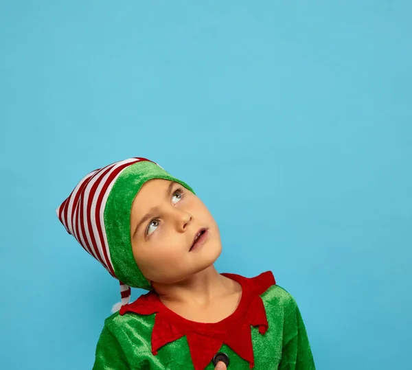 Jongen in het elfenkostuum van de Kerstman — Stockfoto