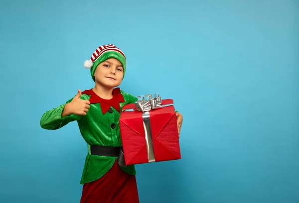 Menino de traje de elfo do Papai Noel — Fotografia de Stock