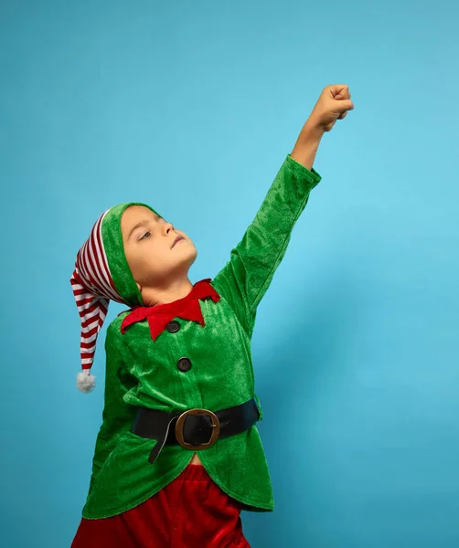 Jongen in het elfenkostuum van de Kerstman — Stockfoto