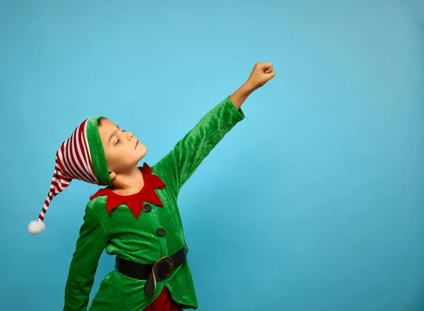 Ragazzo in costume da elfo di Babbo Natale — Foto Stock