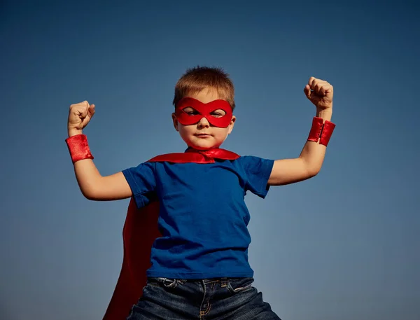 Super héroe niño (niño) contra el cielo azul — Foto de Stock