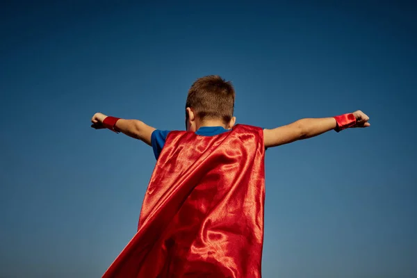 Süper kahraman çocuk mavi gökyüzüne karşı — Stok fotoğraf