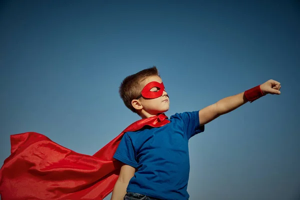 Super eroe bambino (ragazzo) contro il cielo blu — Foto Stock