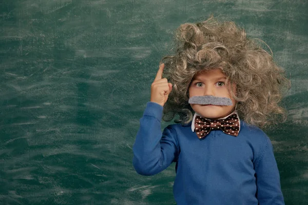 Vrolijk Lachend Klein Kind Jongen Tegen Groen Schoolbord Kijk Naar — Stockfoto