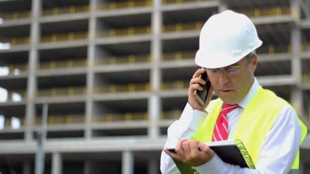 Ingeniero Construcción Hombre Camisa Corbata Con Casco Seguridad Chaleco Trabaja — Vídeos de Stock