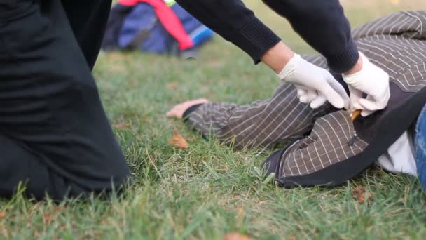 Politie Detective Verzamelt Bewijs Plaats Delict Onderzoek Naar Doden — Stockvideo