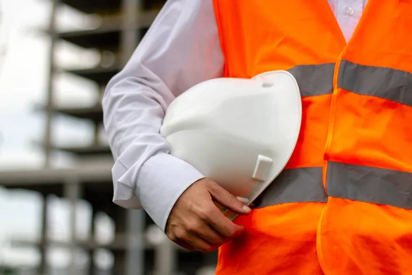 穿着白色安全帽和橙色背心的工人 建筑和工业工地工人概念 — 图库照片