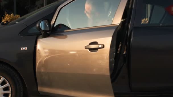Άνθρωπος Μπαίνει Στο Αυτοκίνητο Και Φεύγει Άντρας Που Φοράει Ζώνη — Αρχείο Βίντεο