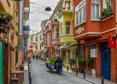 Balat, Fatih, İstanbul / Türkiye - 13 Ocak 2020: Balat 'ta bir sokak ve renkli eski evler