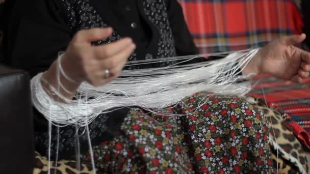 Geleneksel Yapımı Iplik Dokuması Yerel Elbiseli Kadın Kumaş Ipliği Sarar — Stok video