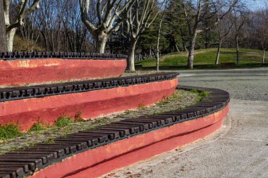 Park 'taki geometrik oval oturma tezgahı