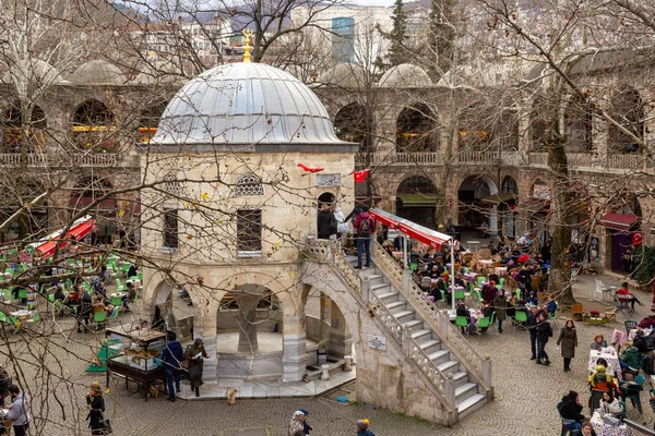 Bursa / Türkiye - 29 Ocak 2020: Bursa tarihi turistik ipek pazarı ve çeşmesinde 