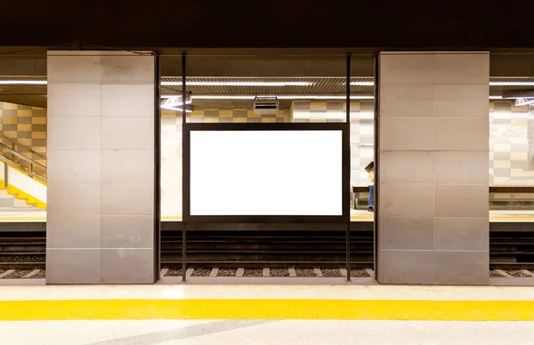 Anúncio Branco Estação Metro Passageiros Área Escrita Para Propaganda Espaço — Fotografia de Stock