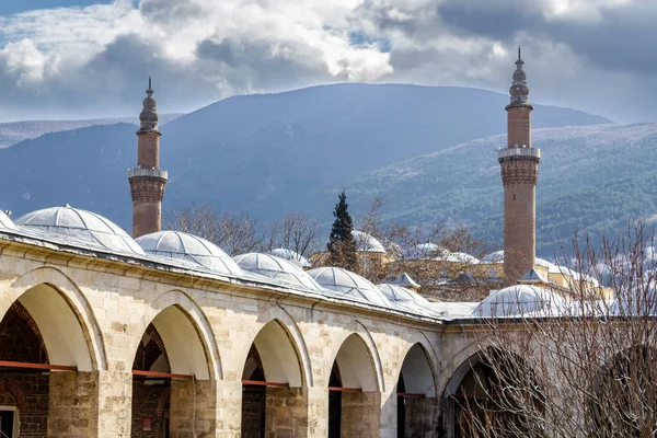 ブルサ歴史的な古い Ulu Mosque ミナレット Pirinc Caravanserai 旅館とUludag山の景色 — ストック写真