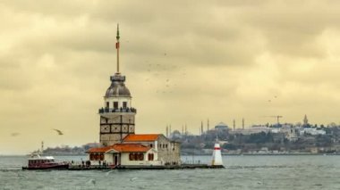 İstanbul 'daki Bakire Kulesi. Arka planda Ayasofya ve Topkapı Sarayı var. Tarihsel İstanbul peyzajı. Zaman aşımı videosu