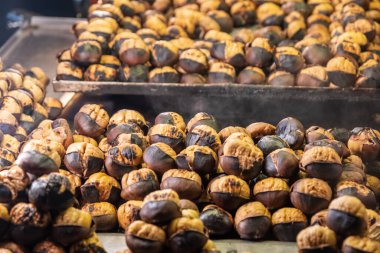 Kızarmış kestane. Sokak yemeği kestanesi.