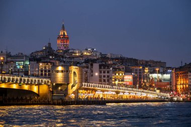 İstanbul 'da gece manzarası. Galata Köprüsü ve Galata Kulesi deniz manzarası