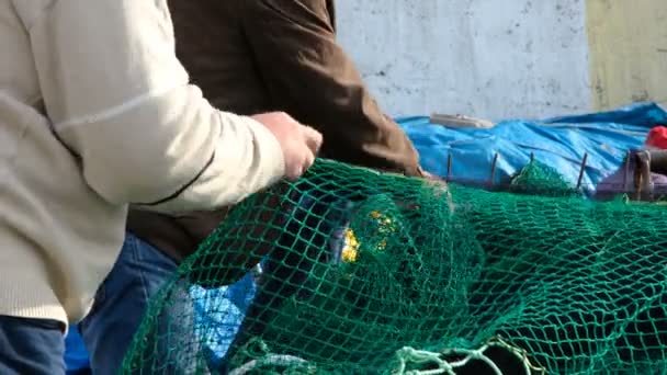 Двое Рыбаков Вручную Вязали Рыболовные Сети Рыболовство — стоковое видео