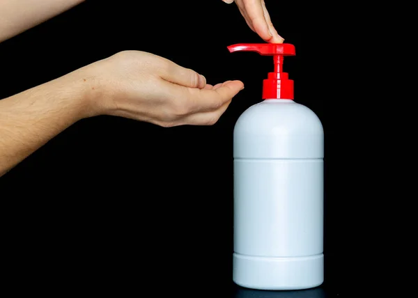 Белый Пластик Толкая Бутылку Насоса Изолированы Черном Фоне Женщина Руки — стоковое фото