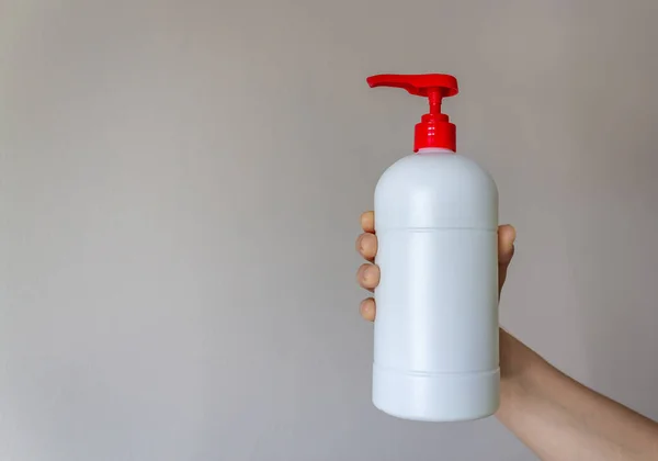 Botella Plástico Blanco Empujando Bomba Aislada Sobre Fondo Blanco Mujer —  Fotos de Stock