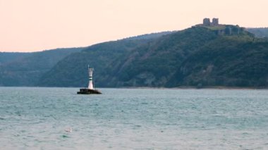 Denizde küçük bir deniz feneri, sakin bir sahne ağır çekim