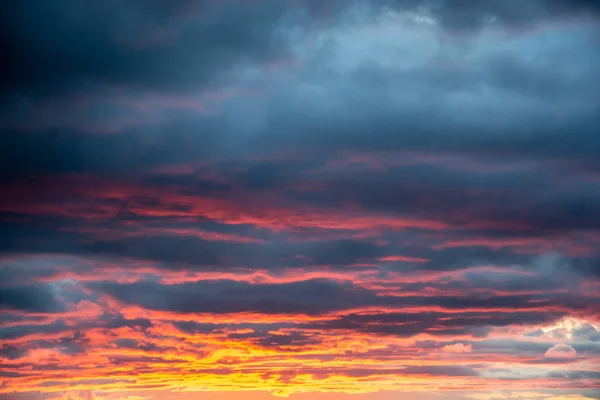 Tepedeki mavi ve gri bulutlardan oluşan dramatik bulutlu bir gökyüzü