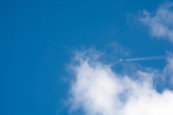 Um avião distante — Fotografia de Stock