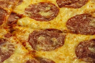 Lezzetli pepperonili pizzanın yakın çekim görüntüsü.