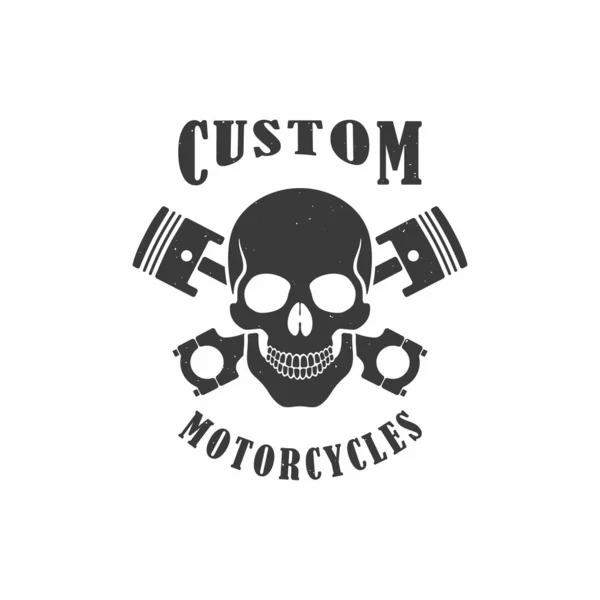 Kafatasının siyah ve beyaz çizimi, çapraz piston ve beyaz arkaplan dokusuyla metin. Bir vektör illüstrasyonu özel motosiklet atölyesi reklamları yapar. Logo motosiklet kulübü..