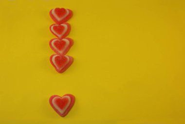 Şekerli marmelatlar ve parlak bir arka planda kalp şeklinde şekerler..