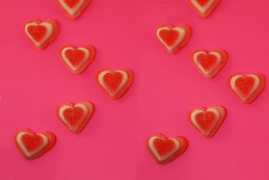 Şekerli marmelatlar ve parlak bir arka planda kalp şeklinde şekerler..