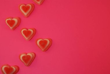 Şekerli marmelatlar ve parlak bir arka planda kalp şeklinde şekerler..