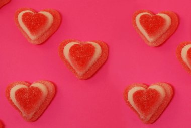 Şekerli marmelatlar ve parlak bir arka planda kalp şeklinde şekerler..