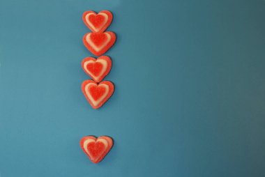 Şekerli marmelatlar ve parlak bir arka planda kalp şeklinde şekerler..